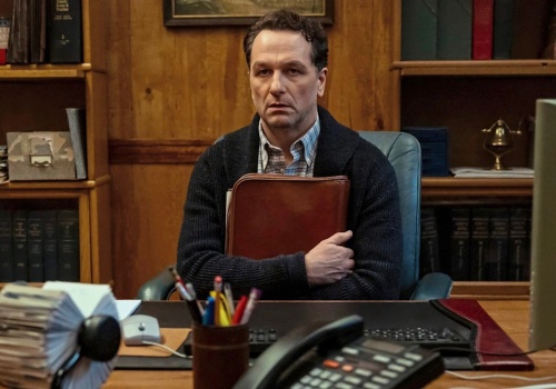 Matthew Rhys walczy z klątwą i awariami prądu. 