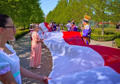 Legniczanie wspólnie rozwinęli ponad półkilometrową polską flagę (FOTO)