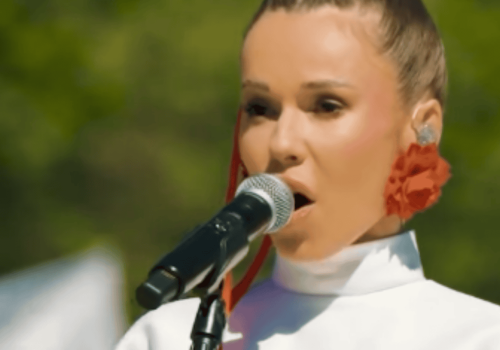 Doda zaśpiewała hymn w czasie Dnia Flagi. Niesamowite, na co zwrócili uwagę trenerzy wokalni