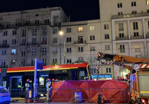 Kobieta wpadła pod tramwaj na Marszałkowskiej. Zmarła na miejscu