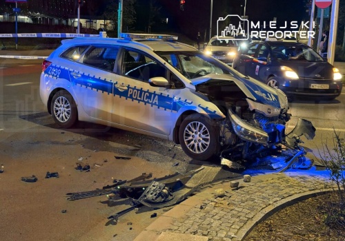 Rozbity radiowóz w centrum Warszawy. Policjantka zderzyła się z fordem