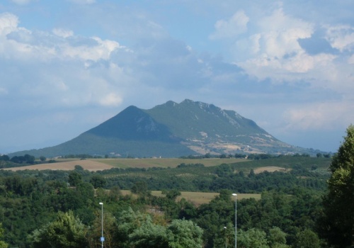 Ma mniej niż 700 m, a robi większe wrażenie niż znane szczyty. Gdzie znajduje się ta góra?