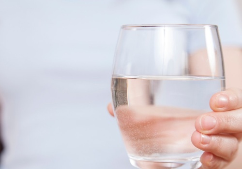 Kto powinien pić mineralną, kto źródlaną? Wybór wody ma znaczenie