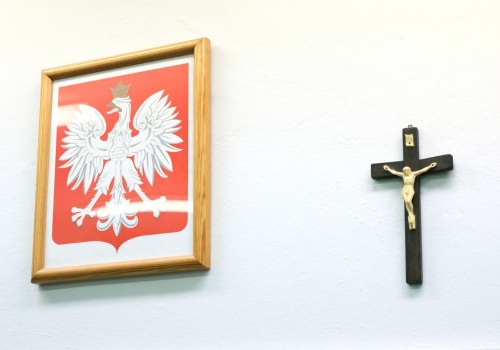 Ile zarabia katecheta w szkole? Wysokość pensji nauczycieli religii potrafi zaskoczyć