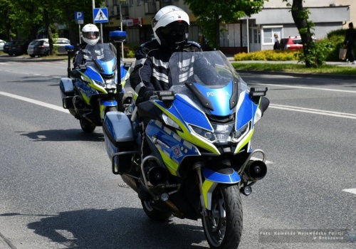Pościg za BMW przerwany przez wypadek. Motocykl uderzył w kobietę