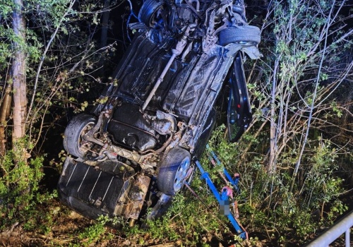 Poważny wypadek w Zagrodzie. Alfa Romeo zatrzymała się na drzewie, kierowca był nietrzeźwy