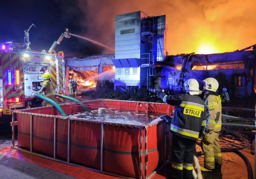 Duży pożar tartaku w Racocie. Na miejscu ponad 20 zastępów 