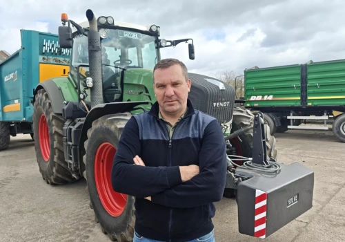 Rolnik prowadzi usługi i wynajmuje swoje maszyny. Ile zarabia za dobę?