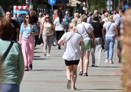 Turyści korzystają z pogody nad Bałtykiem