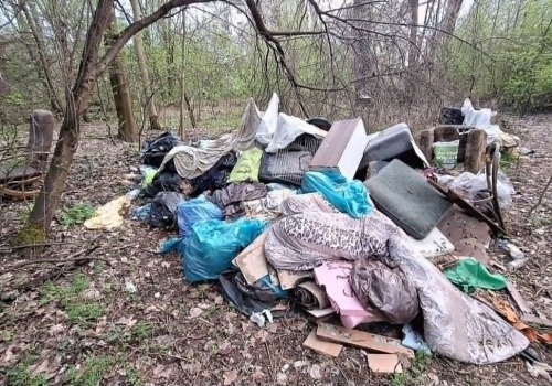 Park Aleksandry po rewitalizacji tonie w śmieciach. Mieszkańcy alarmują