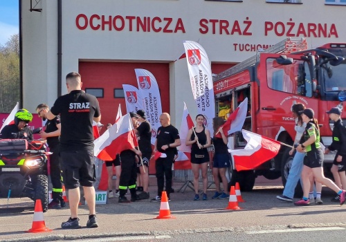 W Tuchomiu świętują małą i dużą rocznicę. Bieg ku chwale konstytucji i… miejscowej OSP