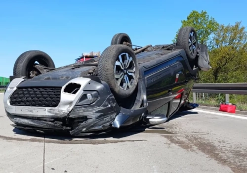 Wypadek i dachowanie na A4. Dwie osoby ranne i zablokowana autostrada
