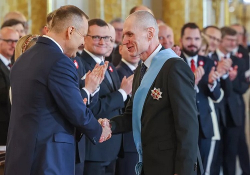 Andrzej Poczobut odebrał order Orła Białego od prezydenta Nawrockiego