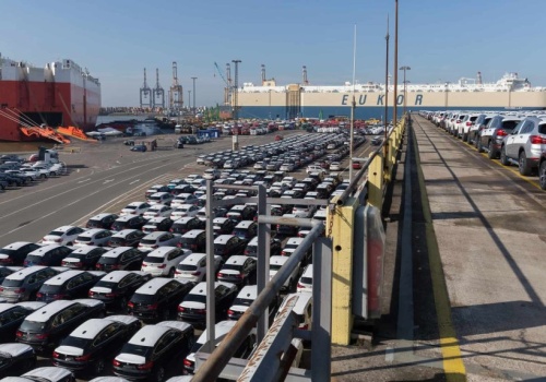Trump znów uderza w europejską motoryzację. Cła na auta z UE mają wzrosnąć do 25 proc.