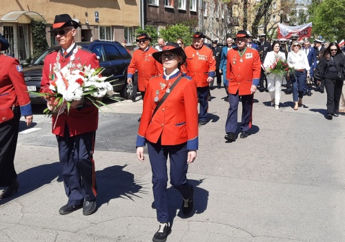 Gdynianie uczcili 235. rocznicę uchwalenia Konstytucji 3 maja. Barwny korowód i strzały z armat