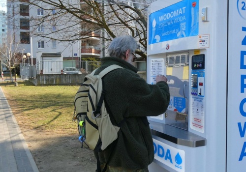 Tak się robi interesy na kranówce. Na ulicach wyrosły automaty, wiadomo, kto na tym zarabia