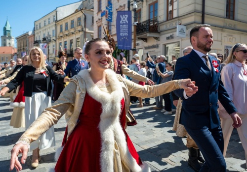 Lublin: mieszkańcy zatańczyli poloneza z okazji 235. rocznicy uchwalenia Konstytucji 3 maja