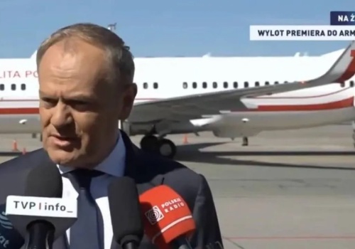 Kolacja ważniejsza od Konstytucji 3 Maja? Tusk już w Armenii, choć szczyt dopiero jutro