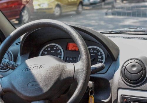 Czy Dacia Logan ma jeszcze dzisiaj sens? Nikt Ci nie ustąpi na drodze