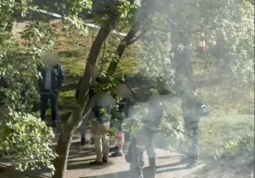 Kobieta postrzelona z broni pneumatycznej na Bródnie. Policja na miejscu pracowała przez kilka godzin