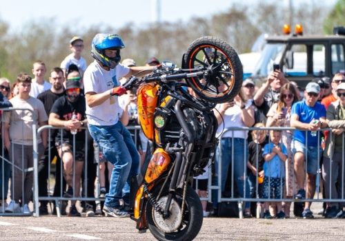 Ryk motocykli rozbrzmiał w Kazimierzu Biskupim. Pokazy, koncert i msza polowa