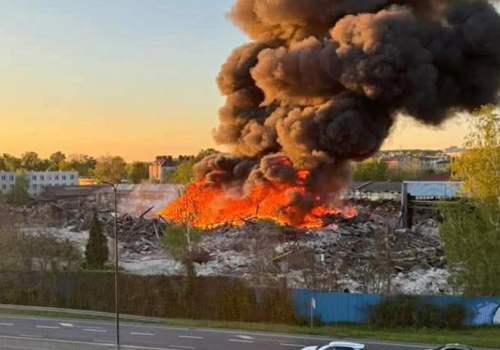 Kłęby czarnego dymu nad Gliwicami. Pożar w byłej fabryce