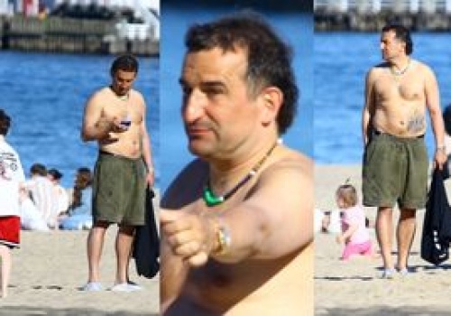 Michał Koterski świeci WIELKIM TATUAŻEM na brzuchu podczas majówki z synem w Sopocie (ZDJĘCIA)