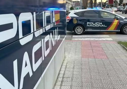 Technicy w białych kombinezonach na ulicy. Krwawy atak w popularnym kurorcie