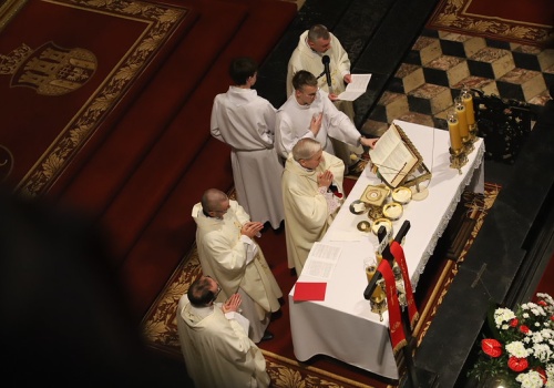 Bp Jan Zając do maturzystów w Krakowie: „W sercu Maryi składajcie Wasze serca” – Msza w Bazylice Mariackiej