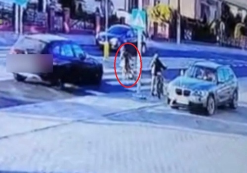 Kierowca BMW potrącił 10-latka na pasach i uciekł. Policja publikuje nagranie