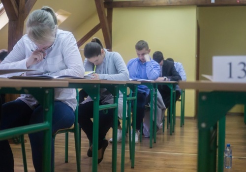 Matury 2025 startują i są rekordowe. Terminy, które musi znać każdy uczeń i rodzic