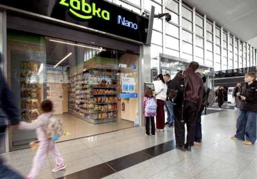 Pierwsza taka Żabka na polskim lotnisku! Sztuczna inteligencja zamiast kasjera