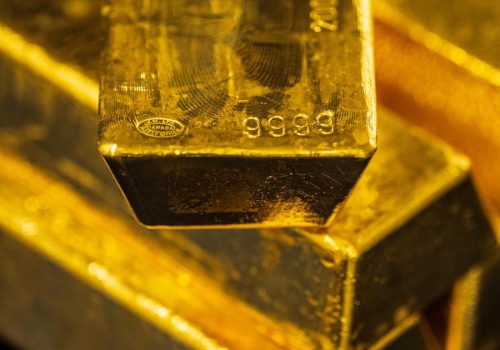 Złoto pod presją. Plan Trumpa i mocny dolar ciągną ceny w dół