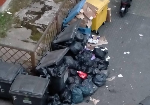 Krajobraz po majówce. Śmieciowy tryptyk z rzeszowskiego Rynku