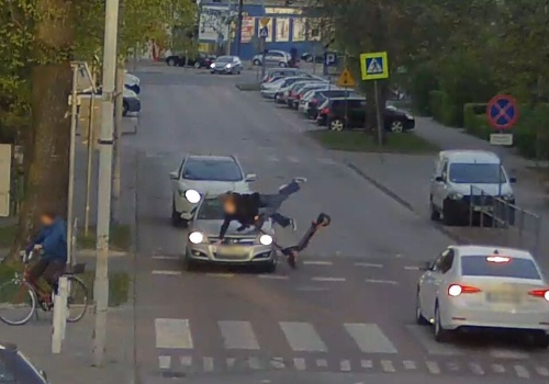 O włos od tragedii w Łukowie: dwie nastolatki na jednej hulajnodze zderzyły się z autem