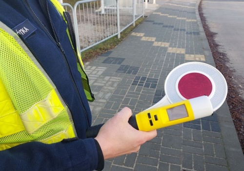 Nietrzeźwy dziadek z 1,5 promila i 12-letnim wnukiem w aucie. Policja nie miała wątpliwości