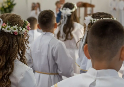 Ile włożyć do koperty na Pierwszą Komunię? Eksperci ustalili widełki. „Wariant zachowawczy”