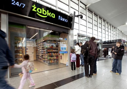 Pierwsza taka Żabka w Polsce. Sieć otwiera bezobsługowy sklep na lotnisku