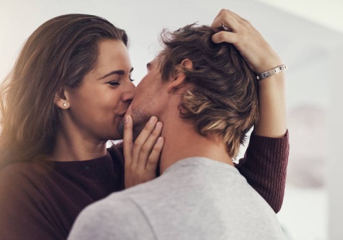 Uważaj, jak całuje cię partner. Jeśli robi to w ten sposób, może coś przed tobą ukrywać
