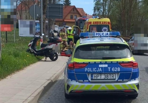 Zderzenie na DK16 z udziałem motorowerzysty. Służby pracują na miejscu