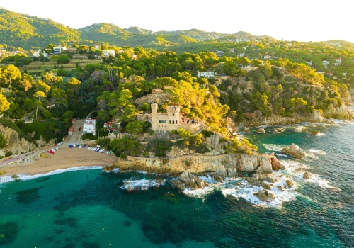 Wakacje na słonecznym wybrzeżu Costa Brava 🌊☀️ Loty i 4 noce w Lloret de Mar za 1199 PLN 👙🍹
