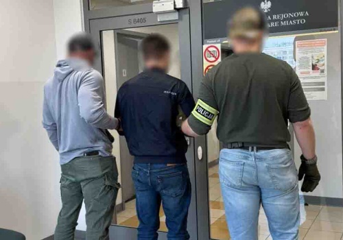 Poznań. To była kradzież zuchwała w sklepie. Jeden trzymał drzwi, drugi kradł pojemniki