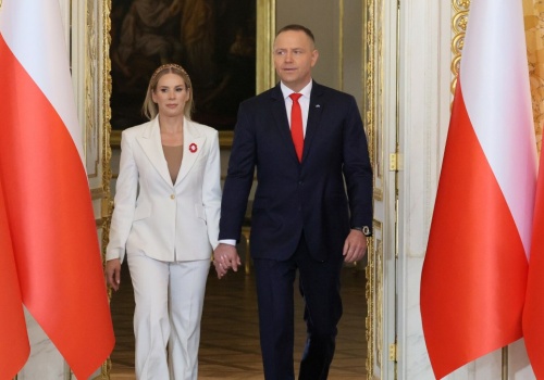 Marta Nawrocka dzień po dniu zaskoczyła Polaków. To jej dwa oblicza