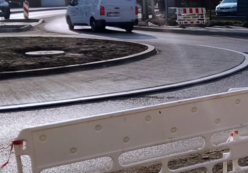 Utrudnienia w Kostuchnie. Wymieniają nawierzchnię na nowym rondzie