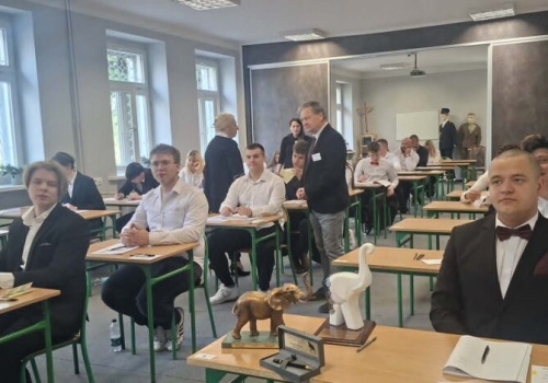Słonie na szczęście dla maturzystów z Bujen