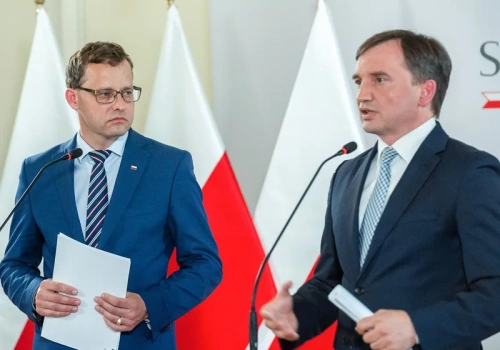 Ziobro i Romanowski uciekli do USA? Ten szczegół jest kluczowy