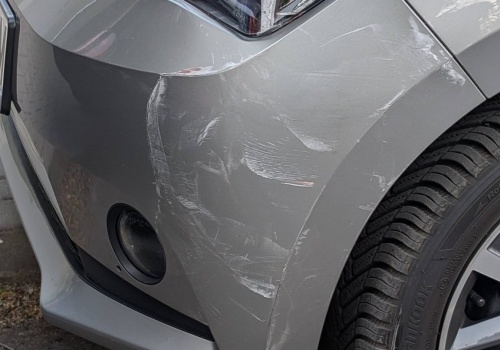 Saska Kępa: najpierw zarysowała cudze auto, a potem udawała, że zostawia namiary na siebie pod wycieraczką. Ma pecha