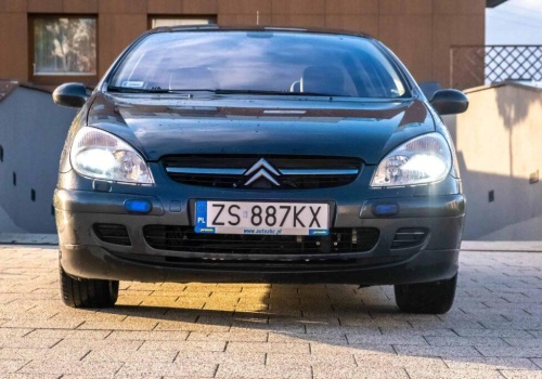 Rejestracja samochodu przez mObywatela od 2027 roku, ale papier nie znika