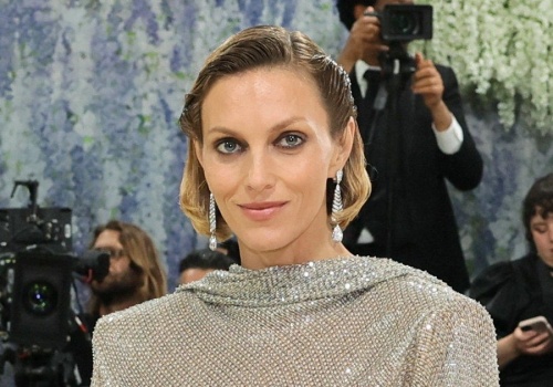 Anja Rubik postawiła na odważne prześwity na Gali MET. Odsłoniła za dużo?