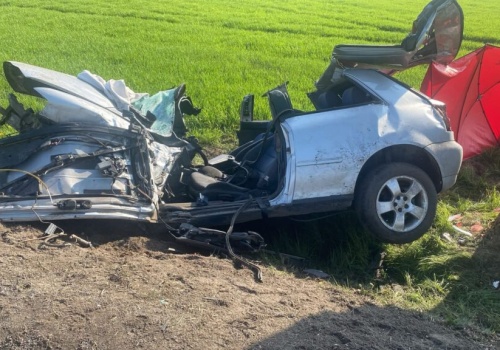 Tragiczny wypadek na drodze. Kierujący Audi A3 uderzył w drzewo. Nie żyją dwie młode osoby